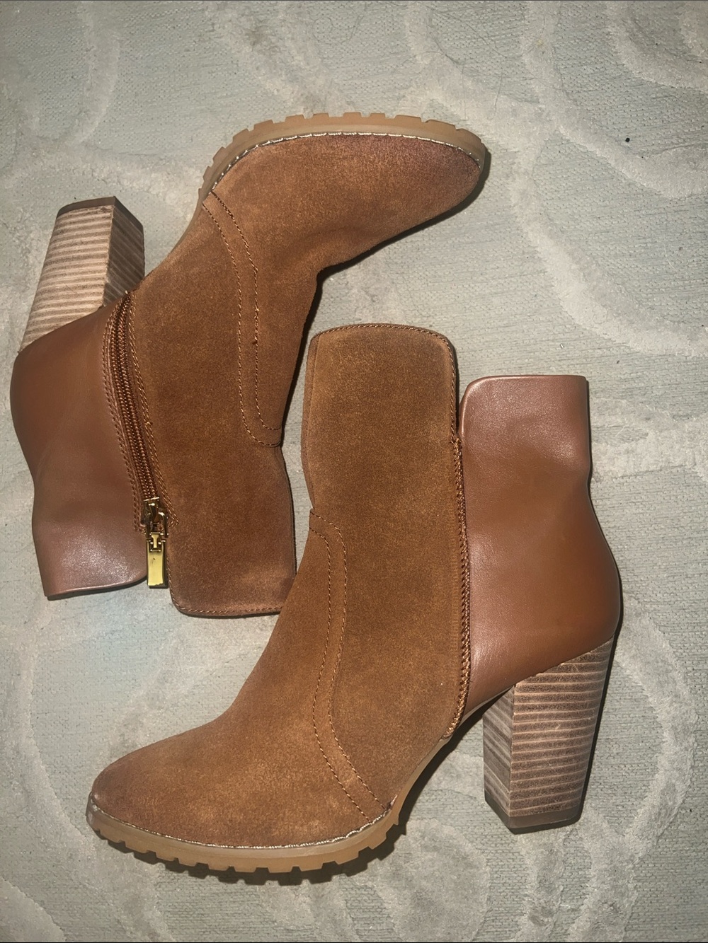 NWT🌷TAHARI🌷GLENN Caramel brown suede leather upper stack heeled bootie